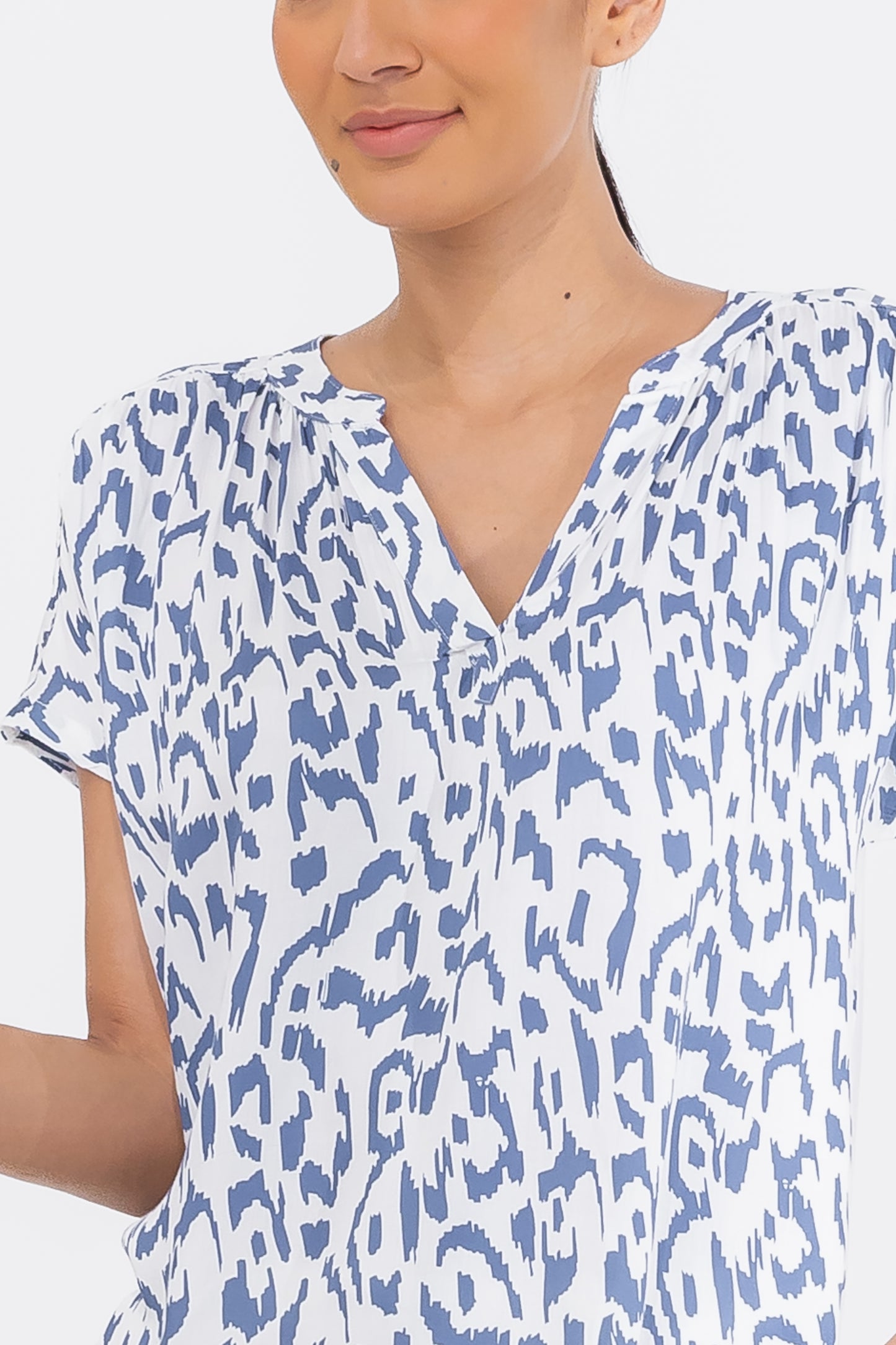 Zabaione Women’s Abstract Print V-Neck Cap Sleeve Blouse - Blue and White