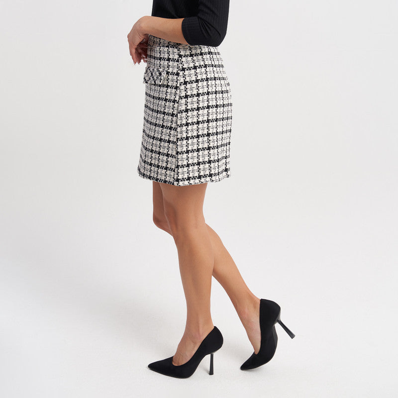 Hailys Women's Houndstooth Tweed Mini Skirt with Front Pockets - Classic and Chic