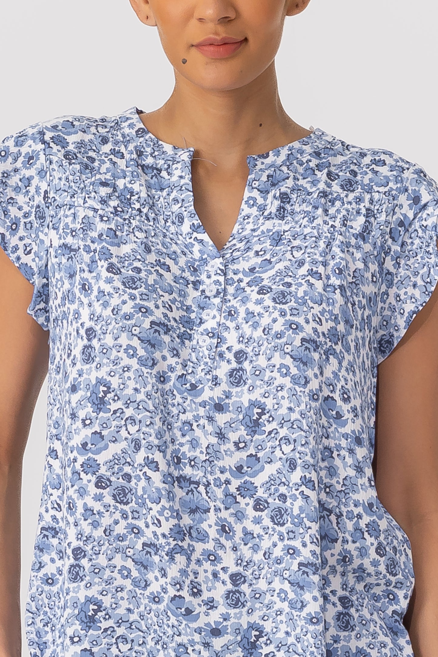 Hailys Women’s Blue Floral Print Pleated V-Neck Blouse - Short Sleeve Casual Top